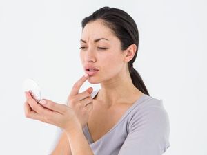 Bibir Sering Kering dan Pecah-pecah? Bisa Jadi Tanda Dehidrasi Bibir Sering Kering dan Pecah-pecah? Bisa Jadi Tanda Dehidrasi