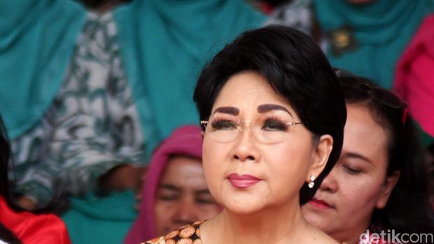 Artis senior Titiek Puspa di Ruang Publik Terpadu Ramah Anak (RPTRA) di daerah Jakarta Timur, Kamis, (22/10/2015). RPTRA ini bisa dijadikan tempat berkumpul bagi warga setempat. Alfathir Yulianda/detikcom.