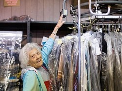 Malas Bekerja? Malu Dong, Nenek 100 Tahun Saja Masih Giat Bekerja