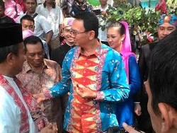 Kangen, Ahok Petik Buah Jamblang dan Tendang Bola di RPTRA Cililitan