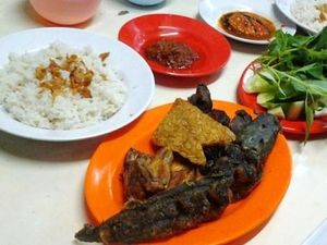 Ini Sebabnya Warung Pecel Lele Lamongan Menjamur di Pinggir Jalan Ini Sebabnya Warung Pecel Lele Lamongan Menjamur di Pinggir Jalan