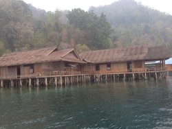 Membandingkan Pantai Ora dan Maladewa