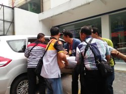 Eks Sales Mobil ini Pingsan Saat Rekonstruksi Pembacokan Rekan Kerja