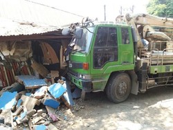 Pos Polisi di Makassar Roboh Ditabrak Truk Pompa Semen