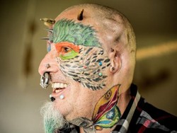 Ada-ada Saja, Pria ini Potong Kuping Biar Mirip Beo Peliharaan