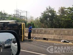 Truk Terguling Dekat Exit Tol Pondok Gede, Lalin Arah Cawang Tersendat