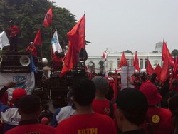 Buruh Demo di Depan Istana, Jalan Medan Merdeka Utara Ditutup