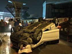 Mobil Mitsubishi Outlander Terbalik di Jalan Tendean, Jakarta Selatan
