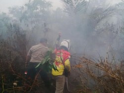 Mengintip Aksi Polisi Saat Razia Api di Lahan Gambut Bayung Lencir