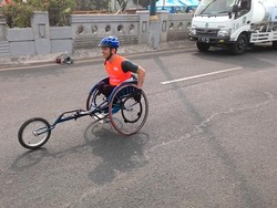 Melihat Semangat John, Peserta Marathon Berkursi Roda Mengejar Garis Finis