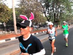 Ratusan Warga Beri Semangat ke Pelari Indonesia di Jakarta Marathon