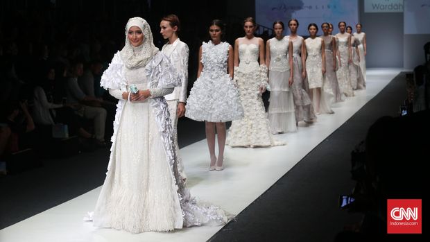 Model memeragakan busana muslim hasil rancangan desainer Barli Asmara pada perhelatan Jakarta Fashion Week 2016, Jakarta, Minggu, 25 Oktober 2015. CNN Indonesia/Safir Makki