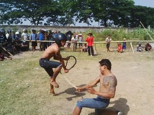 Mengapa Tradisi Tiban Menggunakan Cambuk? Ini Maknanya