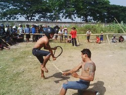 Saling Cambuk, Tradisi Minta Hujan Warga Banyuwangi