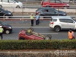 Mobil Terbalik di Tol Dalam Kota Arah Cawang, Lalu Lintas Sempat Macet
