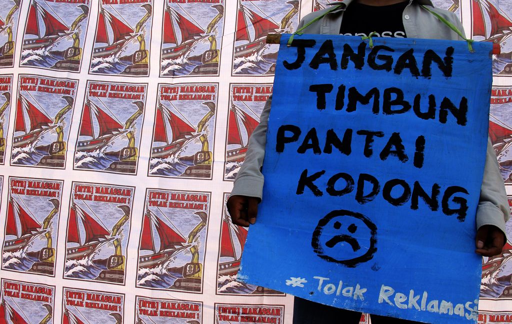 Aliansi Masyarakat Selamatkan Pesisir melakukan aksi penolakan program reklamasi pantai di Anjungan Pantai Losari, Makassar, Sulawesi Selatan, Minggu (25/10). Dalam aksinya, mereka menolak program pemerintah tentang reklamasi pantai karena dinilai akan berdampak buruk terhadap lingkungan dan merugikan masyarakat yang bermukim di wilayah pesisir. ANTARA FOTO/Abriawan Abhe/nz/15