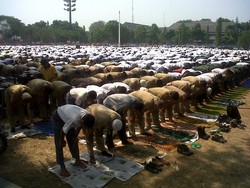 Ribuan Warga Karanganyar Salat Minta Hujan