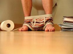 Kasusnya Meningkat, Kondisi Fatal Ini Dipicu Kebiasaan Bawa Ponsel Saat BAB