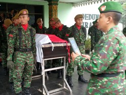 Pemprov Riau Santuni Keluarga Anggota Kostrad yang Tewas Ditabrak Mobil