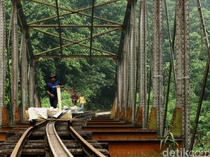 PT KAI Evakuasi Kereta Muatan Air Mineral yang Keluar Rel di Bogor