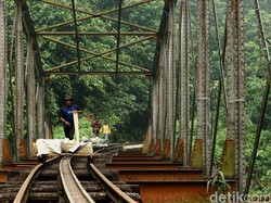 PT KAI Evakuasi Kereta Muatan Air Mineral yang Keluar Rel di Bogor