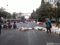 Mahasiswa YAI Akhirnya Buka Blokir Jalan yang Bikin Lumpuh Lalin Jl Diponegoro