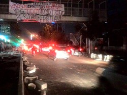 Minta Mahasiswa YAI Tak Blokir Jalan, Polisi: Kalau Ada Pasien Koma Gimana?