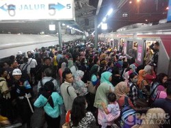 Ratusan Penumpang Menumpuk di Stasiun Tanah Abang, Begini Penampakannya