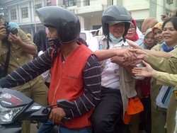 Ketika Anies Baswedan Naik Ojek di Tengah Kepungan Asap Jambi