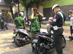 Anggota TNI Ini Kena Razia Stiker dan Pelat TNI di Jalan Budi Utomo