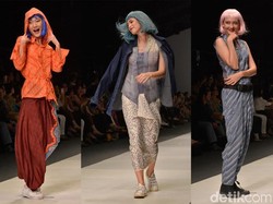 Model Berkebaya Menari Tanpa Alas Kaki di Fashion Show Obin