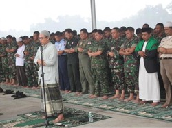 Sebelum Pergantian Personel, Prajurit TNI Salat Istisqa di Lanud Pekanbaru