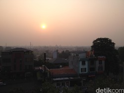 Pagi Ini Jakarta Tampak Berkabut Tipis