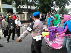 Bikin Repot! Mahasiswa YAI Demo Tutup Jalan, Pasien RSCM Terpaksa Ditandu