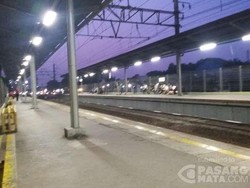 Aliran Listrik Kereta di Stasiun Jatinegara Sempat Padam