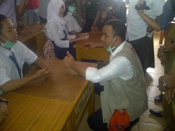 Sambil Jongkok, Anies Tanya Pembakar Lahan Diapain? Siswa: Dihukum Mati!