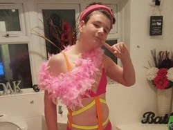 Kampanye Kanker, Remaja Ini Tak Malu Kenakan Bikini Ibunya ke Sekolah