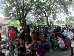 Warga Menyemut Saksikan Rekonstruksi Pembunuhan Ibu dan Anak di Cakung