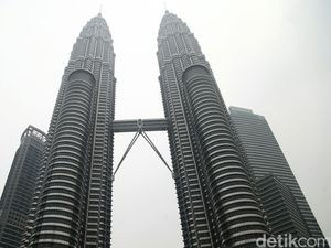 Melihat Kota Kuala Lumpur dari Menara Kembar Petronas