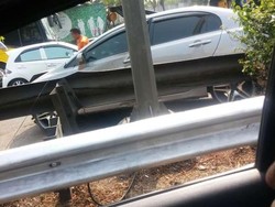Mobil Hantam Pembatas Jalan di Tol Dalam Kota, Lalin Tersendat