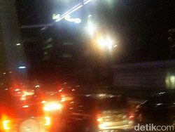 Massa Unjuk Rasa di Tol Cawang Bubar, Arus Kendaraan Lancar