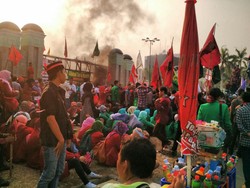 Demo Mahasiswa di Depan DPR Diwarnai Aksi Bakar Ban, Fadli Zon Datang