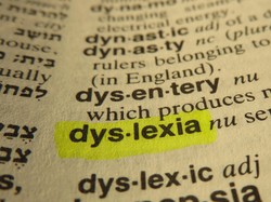 Kenali Disleksia, Kelainan yang Membuat Anak Lambat Belajar