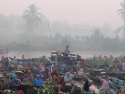 Kabut Asap tak Ganggu Keramaian Pasar Apung di Sungai Martapura