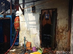 Kebakaran di Kampung Tepi Kalimas Hanguskan Enam Rumah