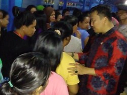 Momen Haru Saat Menpora Sapa Rombongan TKI di Tanjung Pinang