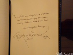 Makna di Balik Tanda Tangan Jokowi yang Unik di Buku Tamu Blair House