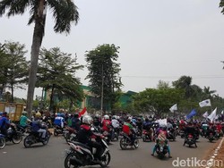 Buruh Konvoi Tuntut Naik Gaji, Jalan Raya Bogor Macet