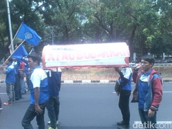 Buruh Kembali Berdemo di Istana Sambil Membawa Keranda