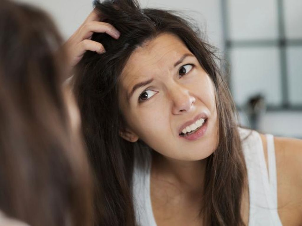 9 Cara Mengatasi Rambut Rontok Secara Alami Hingga Pengobatan 9 Cara Mengatasi Rambut Rontok Secara Alami Hingga Pengobatan